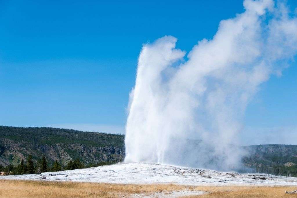 old faithful geyser visit yellowstone